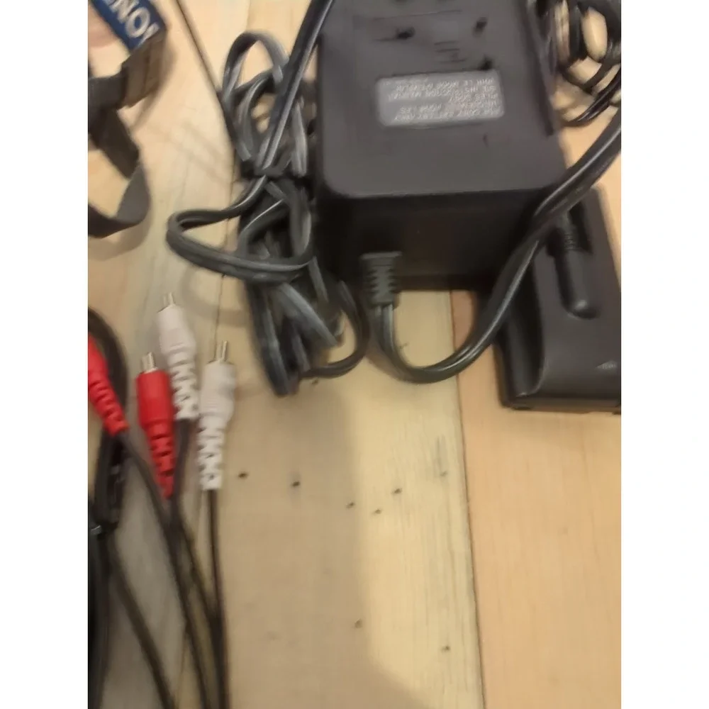 Sony Handycam CCD-TR86 Video 8 8mm Camcorder Bundle Bag Charger New Battery
